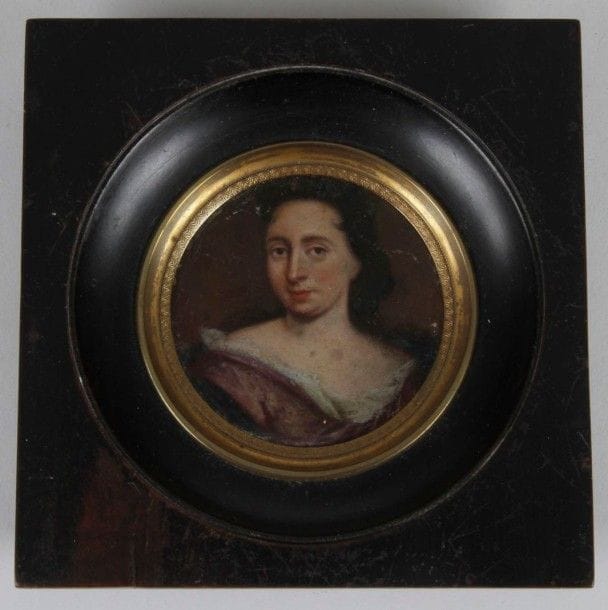 ÉCOLE FRANÇAISE de la fin du XVIIe siècle
Femme brune en buste, en robe parme décolletée: Mme de Tencin?. Petit portrait sur cuivre du XVIIe siècle, diam. 5,2 cm dans un cadre rect. en bois noirci du XIXe siècle, 10,5 x 10,3 cm. Le portrait montre quelque ressemblance avec ceux de Claudine de Tencin (1682-1749), femme de lettres et courtisane, mère de d'Alembert (Restaurations et manques)
