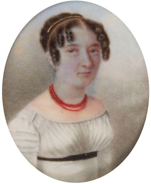 École française vers 1817-1818
Femme au peigne et collier de corail, en robe blanche taille haute soulignée d'une ceinture noire, sur fond de ciel. Miniature sur ivoire ovale, H.: 5,5 - L.: 4,5 cm (oxydations). Cadre rectangulaire en bois noirci, H.: 11 - L.: 10 cm