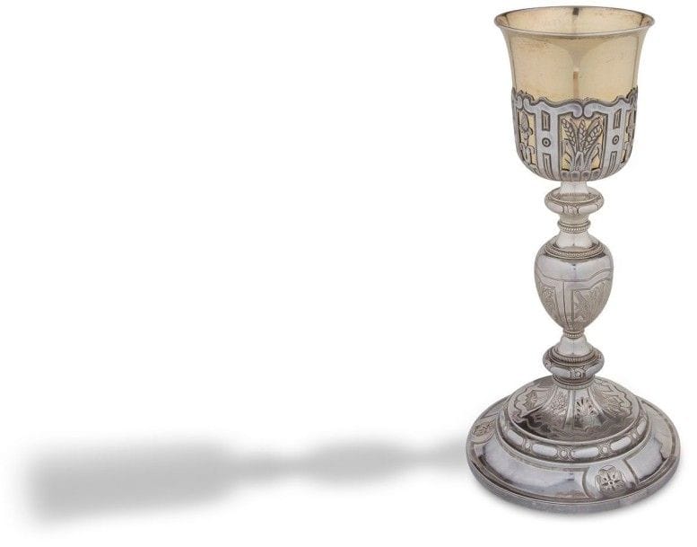 Calice en argent, la fausse coupe en vermeil. La base ronde à doucine à décor alterné de blés, feuilles d'acanthe et de la croix, le noeud ciselé de roseaux, feuilles de vigne et épis de blé en rappel sur la montude de la fausse-coupe laissée lisse PARIS 1819 - 1838. Orfèvre: BERTRAND-PARRAUD. Poids: 451 g - H.: 27,6 cm