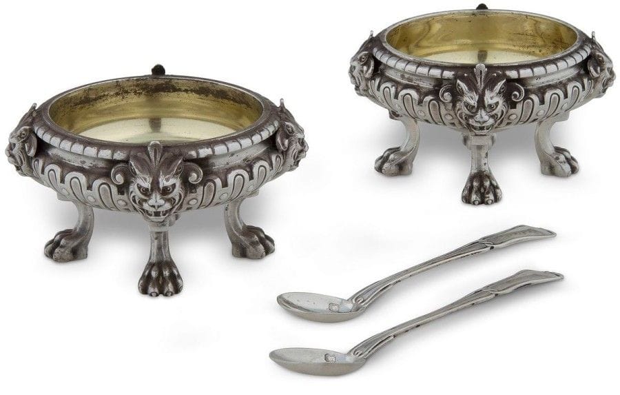 Paire de salerons en argent fondu, intérieur vermeillé, de forme ronde, quadripode terminés par des griffes, à décor néo-renaissance de masques de lion. On y joint deux pelles à sel en argent Poinçon minerve. Orfèvre: FROMENT - MEURICE. Poids: 149 g - dia. 6,1 cm