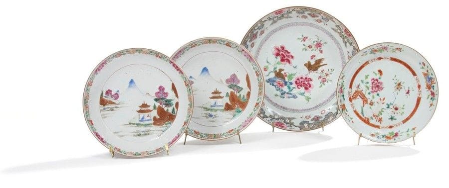 CHINE
Quatre coupes circulaires en porcelaine à décor famille rose de paysages lacustres et fleurs, trois à fond capucin au revers Époque Quianlong (1736 - 1796) D.: 22 et 27,5 cm. Fêlures