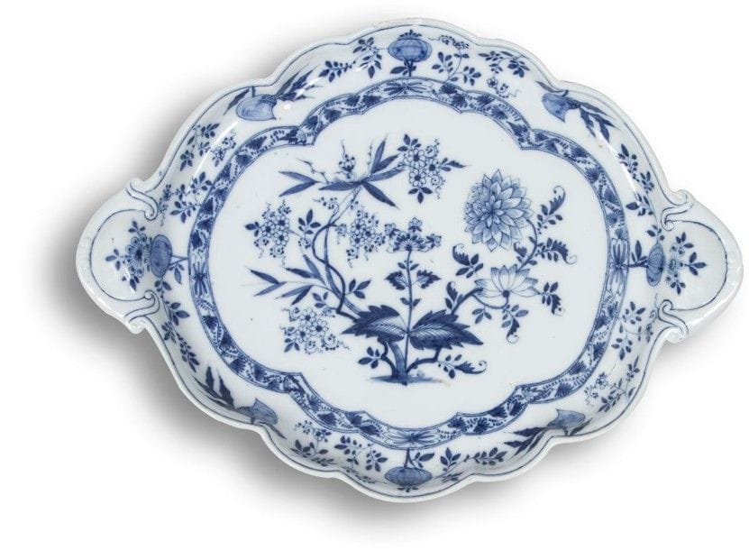 MEISSEN
Plateau de cabaret ovale en porcelaine à bord contourné à décor en camaïeu bleu de fleurs des Indes et à l'oignon Marqué: épées croisées et point en bleu XVIIIe siècle, vers 1770 Longueur: 41 cm. Un éclat