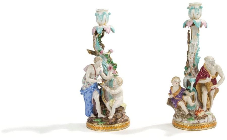 MEISSEN
Paire de flambeaux en porcelaine, chacun à deux figures, allégories du Printemps et de l'Hiver sur une base circulaire. Le fût formé de rinceaux rocaille à peignés rose et turquoise Marqués: épées croisées en bleu Fin du XIXe siècle H.: 30 cm. Petits éclats aux extrémités