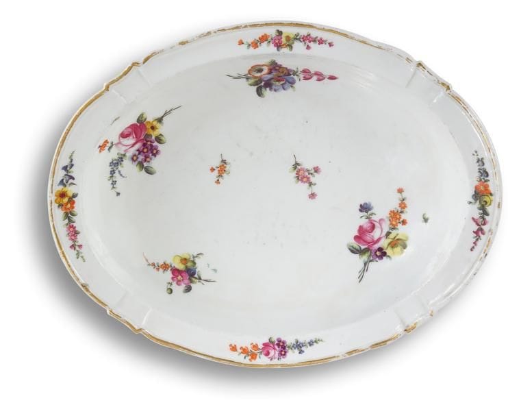 PARIS
Bassin ovale en porcelaine à bord contourné à décor polychrome de bouquets de fleurs, filet or sur le bord Marqué, manufacture de Locré XVIIIe siècle, vers 1785 Longueur: 32 cm. Usures d'or