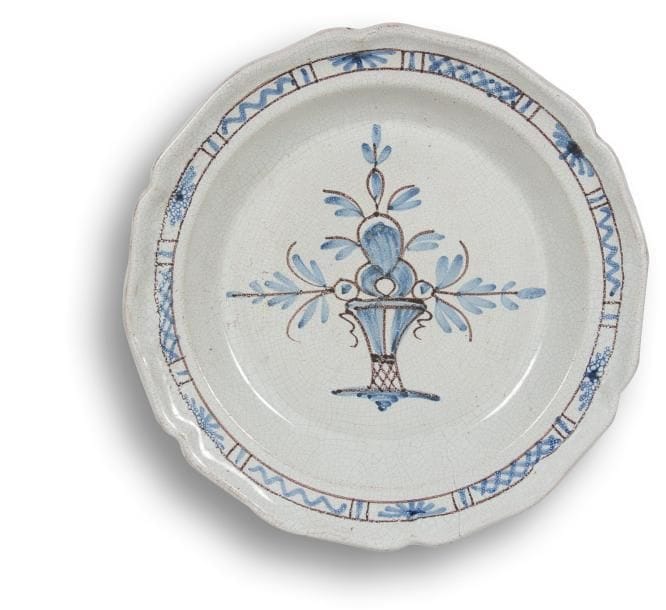Nord et genre de Moustiers
Un plat rond et un plat ovale, le premier à décor en camaïeu bleu de corbeille fleurie, le second à décor polychrome mythologique XIXe siècle.. Diamètre: 30 cm et Longueur: 46 cm. Une fêlure