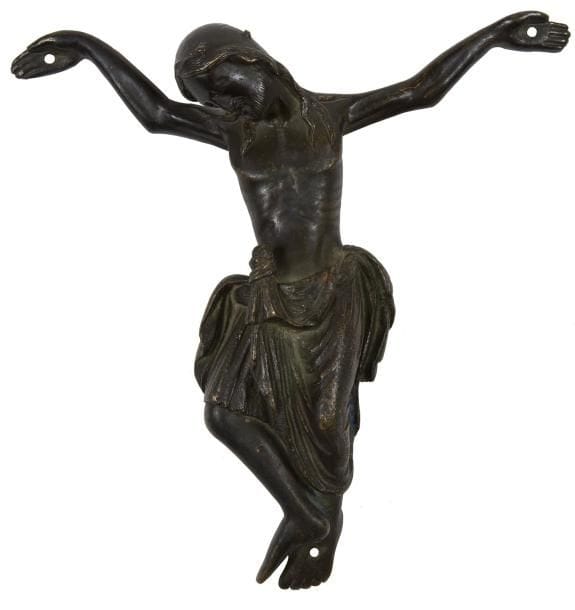 Christ en bronze à patine sombre, fonte creuse.. Tête inclinée sur l'épaule droite avec restes de couronne, visage aux yeux clos, chevelure aux longues mèches tombant sur les épaules, barbe courte, bras au-dessus de l'horizontale, important périzonium avec chutes latérales et noeud central proéminent découvrant le genou droit et enveloppant le genou gauche, jambe gauche verticale et fléchie avec pied en légère rotation interne, jambe droite fléchie et tournée latéralement avec pied en rotation externe reposant sur le gauche France ou Allemagne, vers 1270/1300. Hauteur: 16,2 cm - Largeur: 15,5 cm