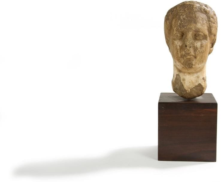Tête d'homme jeune en marbre à l'antique XVIe siècle ou antérieur. Hauteur: 15 cm. Soclée. (érosions)