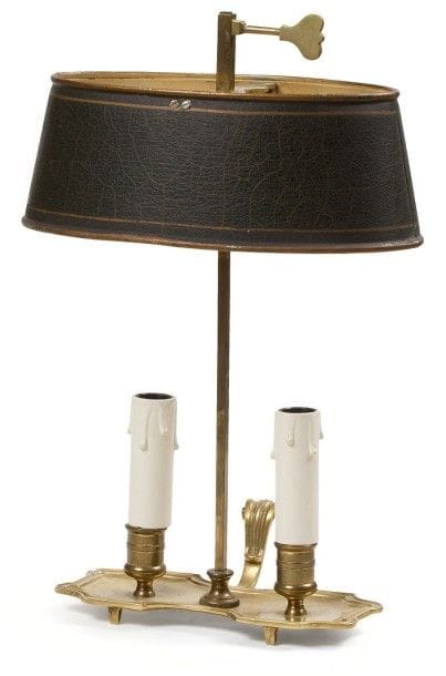 Lampe bouillote en laiton doré, à deux lumières et abat-jour en tôle peinte monté à l'électricité). Style du XVIIIe siècle. H.: 36 cm