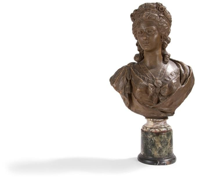 Buste en terre-cuite patinée représentant une jeune femme en habit du XVIIIe siècle sur un socle de différents marbres XIXe siècle. H.: 45 cm