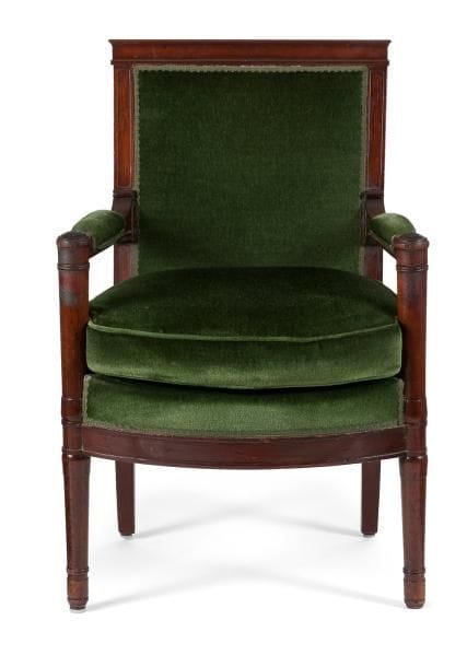 Fauteuil en acajou mouluré à dossier droit, reposant sur des pieds cylindriques et sabre Époque Louis-Philippe H: 87 cm - L: 63 cm