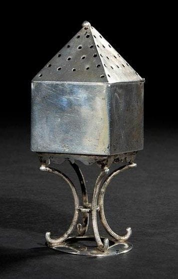 BOÎTE À AROMATES Tchécoslovaquie, 1848. Argent. Poinçons: Tardy p. 398. Hauteur: 14,5 cm Poids: 136 g
Tour en forme de cube au toit pyramidal, montée sur quatre pieds cambrés qui reposent sur un socle en anneau. Mots-clés: Judaica, Jewish, Hebrew, Judaïsme, Hébreu.
Spice Box. Czechoslovakia, 1848. Silver. Hallmarks: Tardy p. 398.