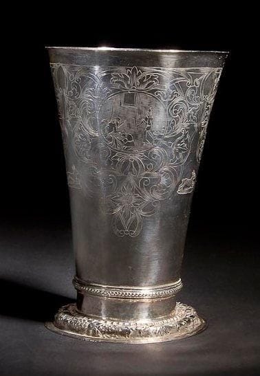COUPE DE KIDDOUSH Francfort, Allemagne, XVIIIe siècle. Orfèvre: Johann Peter Beyer I. Argent gravé et repoussé. Poinçons: Francfort première moitié du XVIIe sous la coupe. Hauteur: 15 cm Poids: 151,5 g
Coupe de forme tronconique présentant trois cartouches dans un encadrement floral. Un des cartouches représente la bénédiction de Jacob par Isaac. La seconde représente la lutte de Jacob avec l'ange et la troisième le rêve de Jacob dans lequel les anges descendent et remontent sur l'échelle. Provenance: vente Sotheby's Tel-Aviv du 12 Avril 1996, lot 269. Mots-clés: Judaica, Jewish, Hebrew, Judaïsme, Hébreu.
Kiddush Cup. Germany, Frankfurt, 18th century. Engraved silver. Hallmarks underneath the cup: Frankfurt first half of 17th century. Silversmith: Johann Peter Beyer.