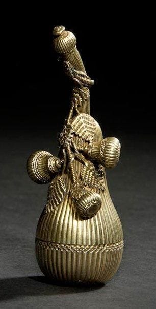 BOÎTE À AROMATES Suisse ou Allemagne, XVIIIe siècle. Vermeil. Hauteur: 8,5 cm Poids: 68 g
Boîte en forme de poire se dévissant pour dévoiler un compartiment renfermant les aromates. Décor de feuilles et de glands également dévissable. Bibliographie: Eva Maria Lösel, Zürcher Goldschmiede Kunst vom 13 bis 19 Jah. Buchverlag Berichthaus, Zurich, 1983. Planche 280. C. Grossman, The Collectors Room - Selection from the Michael & Judy Steinhardt Judaica Collection, 1993. n° 47. Mots-clés: Judaica, Jewish, Hebrew, Judaïsme, Hébreu.
Spice Box. Swiss or German, 18th century. Silver-gilt.