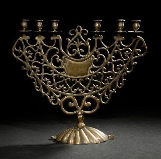 CHANDELIER Europe Centrale, XVIIIe siècle. Bronze. 48 x 51,5 cm
Le corps du chandelier à six bras de lumières est constitué d'entrelacs autour d'un écusson. Il repose sur une base en forme de coquille. Mots-clés: Judaica, Jewish, Hebrew, Judaïsme, Hébreu.
Candlestick. Central Europe, 18th century. Bronze.