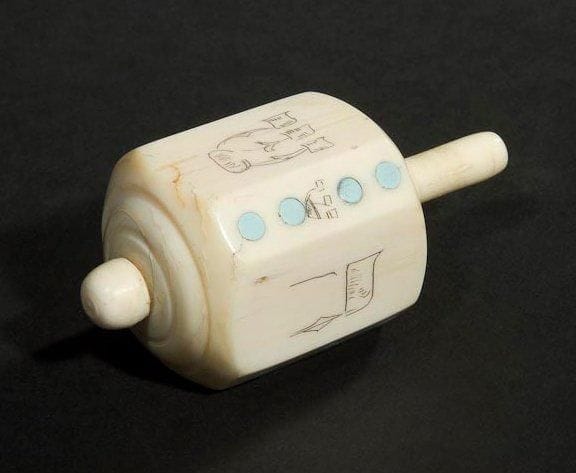 TOUPIE DE HANOUCCA Europe, Fin XIXe-début XXe siècle. Ivoire sculpté et peint. Hauteur: 7,5 cm
Inhabituelle toupie octogonale dans laquelle quatre lettres hébraïques sont répétées. Une fois sur le pan étroit avec un algorithme de points bleus indiquant l'ordre des lettres et une seconde fois sur le pan de grande section qui lui est adjacent. Ces quatre lettres forment l'acronyme de la phrase: un grand miracle est survenu là-bas. Jouer avec une toupie gravée de ces quatre lettres est une coutume propre à la fête de Hanoucca et permet de commémorer la victoire des Macchabées et le miracle de la fiole d'huile retrouvée par les prêtres du Temple. Tige recollée. Mots-clés: Judaica, Jewish, Hebrew, Judaïsme, Hébreu.
Hanukkah Dreidl. Europe, late 19th/early 20h century. Carved/painted ivory.