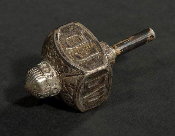 TOUPIE DE HANOUCCA. Europe, XXe siècle. Argent estampé. Hauteur: 5,2 cm Poids: 26 g
 Mots-clés: Judaica, Jewish, Hebrew, Judaïsme, Hébreu.
Hanukkah Dreidl. Europe, 20th century. Stamped silver.