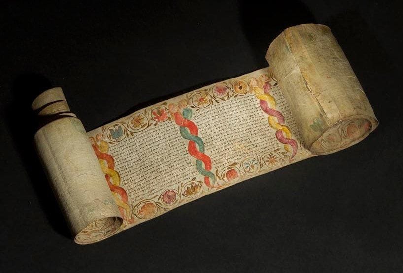 [MEGUILAH] ROULEAU D'ESTHER ENLUMINÉ Allemagne, XVIIIe siècle. Encre et aquarelle sur parchemin. Hauteur: 15,5 cm
Quatre feuilles cousues ensemble formant un ensemble de dix-neuf colonnes de texte. Deux dessins du rouleau ont été exécutés au pinceau et en sépia. Les couleurs (violet, bleu clair, rouge et ocre) ont été ajoutées ultérieurement. Entre les colonnes, deux piliers torsadés surmontés par deux visages humains. Sur la gauche, le torse d'une femme aux seins nus et sur la droite le torse d'un homme avec un collier. Tout au long du rouleau, les visages arborent une coiffure différente et ne se font pas face, à l'exception des deux derniers visages, de profil. En marges hautes et basses, trois grandes fleurs dans un décor de feuillages partant de la bouche des visages. La scène de l'exécution d'Haman est illustrée par une scène de fête. à gauche, six personnages jouent d'un instrument de musique. Quatre autres personnages semblent danser: deux femmes portant des robes longues d'époque soulignant leur poitrine et deux hommes portant perruques, chapeaux et pantalons courts. Mots-clés: Judaica, Jewish, Hebrew, Judaïsme, Hébreu.
Esther Scroll. Germany, 18th century. Pen, ink and watercolor on parchment. Scroll comprising four sheets sewn together with 19 columns of text. At the beginning of the scroll are the remains of a tab bearing a partially drawn figure. 2 drawings on the scroll are in brush and sepia; the colours (violet, light blue, red and ochre) were added later. Between the columns are coloured drawings of 2 twisted pillars crowned by human faces. On the left is the naked torso of a woman, and on the right, the torso of a man with a collar. Along the length of the scroll, each figure has a different hairstyle and they are looking in different directions. The last two figures are in profile and are looking at each other. Along the upper and lower borders, are three large flowers surrounded by foliage and leaves, some of which are held in the mouths of