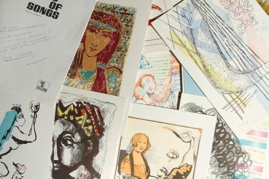 [ORIGINAL ART PORTFOLIO] The song of songs which is Solomon's. Over 90 prominent Israeli artists prepared 120 works of art. Each work is an original lithograph pencil signed by the artist himself Fort coffret in folio contenant 120 lithographies en couleurs, numérotées et signées par 91 artistes contemporains israéliens, un justificatif de tirage numéroté 109/120 HC (200 exemplaires + 120 exemplaires d'artistes numérotés H.C.), une plaquette de présentation du projet, des artistes et des oeuvres (hébreu et anglais) et 120 lithographies numérotées et signées, le tout présenté dans un beau coffret original pleine toile imprimée, fermeture métallique. Très bon état d'ensemble. 35 x 25 cm Israël, Tel-Aviv, Isart Art Collection, 1976. 
Liste des artistes: Abramovitch Pinchass, Abramson Matania, Alexander Stephan, Alcalay Ahron, April Aharon, Argov Michael, Ariely Mordechai, Avni Shimon, Barel Yoav, Basson Naim, Bat-Yoseph Miriam, Benjano Gaby, Berger Genia, Bernstein Moshe, Bogen Alexander, Davidovitch Gershon, Eidlitz Shelly, Eiseman Michael, Feigin Dov, Feingersh Oded, Fenichel Abba, Garbuz Yair, Gat Eliahu, Gerstein David, Gertner Itta, Giladi Aharon, Gildor Jacob, Gretty Rubinstein, Griffit Joshua, Grobman Michael, Hanita, Heiman Shoshana, Hofstatter Osias, Jana Moshe, Katz Avner, Kedar Dan, Kor Paul, Kosowsky Avinoam, Kossonogi Joseph, Kryger Dan, Kulka Dan, Lamdan Arie, Lavie Raffi, Lemberger Menachem, Lieblich Ziva, Lifshitz Efraim, Lishansky Batia, Lucaci Adrian, Luisada A. Renzo, Lurie Esther, Meshulam David, Michaan Moshe, Milstein Zvi, Mintz Raffi, Misky Reuven, Paldi Israel, Pat Avraham, Pen Mordechai, Peretz-Arad Esther, Propes Moshe, Raichwarger Yan, Rakia David, Reisman Ori, Rennert Gershon, Romberg Osvaldo, Rosenthalis Moshe, Roth Lior, Sabin, Salomon Edwin, Schwartz Shlomo, Shavit Rachel, Siani Itamar, Sisselman Mina, Smilansky Neomi, Stern Yossi, Sternchuss Moshe, Streichman Yechezkel, Tadmor Zvi, Tamari Amiram, Tauber Blanka, Tepler Samuel, Tumarkin