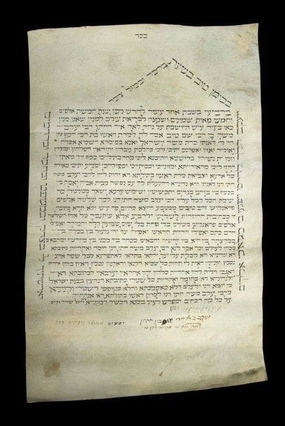 [CONTRAT DE MARIAGE] KETOUBA Aix-en-Provence, France, début XIXe siècle, datée en hébreu 1828. Manuscrit sur parchemin. 45,5 x 28 cm
Rare contrat de mariage de la ville d'Aix-en-Provence au début du XIXe siècle. Écrit par un scribe en hébreu et en caractères carrés, il porte en chapeau des voeux de bonheur adressés au jeune couple et sur ses flancs des versets bibliques. Le contrat établi entre Rabbi Jacob Moïse fils de Rabbi Shem Tov et Risha (?) fille de Rabbi Joseph Cohen, est daté du Mercredi 11 Nissan 5588 du petit comput [1828]. Il est contresigné par les témoins du mariage: Benjamin Crémieux et Jacob David Lion ainsi que par deux ministres officiants. Mots-clés: Judaica, Jewish, Hebrew, Judaïsme, Hébreu.
Kettuba - Marriage Contract. Aix-en-Provence, dated 1828 in Hebrew. Parchment manuscript.