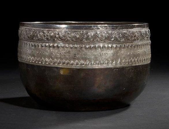 BASSIN POUR LE LAVAGE DES MAINS DES KOHANIM (Prêtres) Russie orientale ou Iran, XIXe siècle. Argent martelé, gravé, repoussé et ciselé. Poinçonné 84 ainsi que plusieurs autre poinçons non identifiés à l'embouchure. Hauteur: 16.5 cm - Diamètre: 25.5 cm Poids: 1433.70 g
Profond bassin gravé dans sa partie haute d'une large frise de rinceaux ainsi que d'un texte en hébreu finement gravé qui court sur toute la circonférence du bassin. Ce texte reprend les versets bibliques instituant pour les prêtres l'obligation de se laver les mains avant d'entrer au Temple. Aaron et ses fils y laveront leurs mains. Pour entrer dans la Tente d'assignation, ils devront se laver de cette eau, afin de ne pas mourir; de même, lorsqu'ils approcheront de l'autel pour leurs fonctions, pour la combustion d'un sacrifice en l'honneur de l'Éternel, ils se laveront les mains et les pieds pour ne pas mourir. Ce sera une règle constante pour lui et pour sa postérité, dans toutes leurs générations. Cet exceptionnel bassin a probablement été utilisé pour l'ablution rituelle que les prêtres doivent faire avant de bénir les fidèles de la synagogue durant les grandes fêtes selon certaines traditions ou tous les jours pour d'autres. Mots-clés: Judaica, Jewish, Hebrew, Judaïsme, Hébreu.
Kohanim Bowl for washing of hands. Russia or Iran, 19th century. Beaten, engraved, chased silver. Hallmark 84 as well as other unidentified hallmarks.