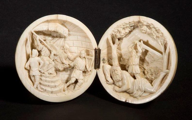 [ROI DAVID] BOULE EN IVOIRE SCULPTÉE Europe, XIXe ou début XXe siècle. Ivoire sculpté et gravé. Diamètre: 5.8 cm
Boule en ivoire s'ouvrant en deux et dont les deux parties sont reliées par une charnière. Le côté gauche représente David avec sa lyre menacé par le roi Saül. Le côté droit représente David et son épée devant la dépouille de Goliath. Mots-clés: Judaica, Jewish, Hebrew, Judaïsme, Hébreu.
King David. Europe, late 19th/early 20th century. Sculpted and engraved ivory.
