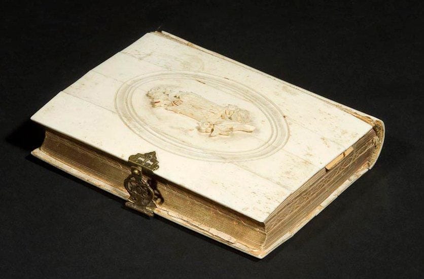 [PRIÈRES] Téhilat-El: Gebetbuch der Israeliten. Prag, Jakob B. Brandeis, 1897. In-16, reliure en os. Longueur: 14,5 cm - Largeur: 11 cm
Le premier plat est orné d'une plaque d'os sculptée et évidée représentant les Tables de la Loi dans un décor floral. Tranches dorées et ciselées. En fin de livre, quelques pages manuscrites qui comme souvent rappellent les dates de décès de proches. Accidents et manques. Collection du Docteur Norman P. Schenker. Mots-clés: Judaica, Jewish, Hebrew, Judaïsme, Hébreu.
Tehilat-El: Gebetbuch der Israeliten (Jakob B. Brandeis, Prague 1897). Bone binding.