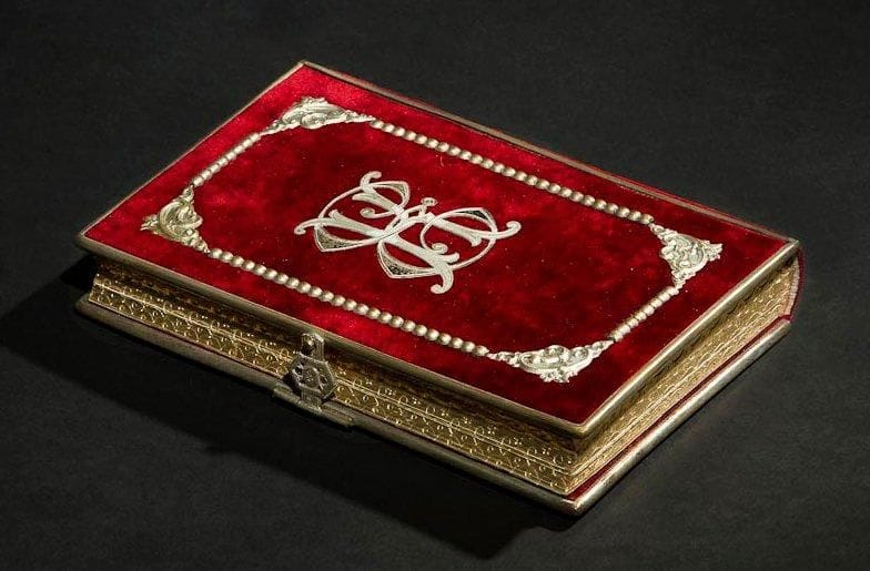 [PRIÈRES] Tefilat Israël: Gebete der Israeliten. Wien, Schlesinger, 1882. In-8, reliure en velours bordeaux avec initiales et cadre perlé en métal doré, fermoir conservé, tranches dorées et ciselées. 
Très bel exemplaire de ce livre de prières. Il est rare de trouver ces reliures en aussi belle condition. Vu la qualité de la reliure et l'attention portée à la dorure et à la ciselure des tranches, il a probablement servi de présent. Collection du Docteur Norman P. Schenker. Mots-clés: Judaica, Jewish, Hebrew, Judaïsme, Hébreu.
Israel Tefilat: Gebete der Israeliten (Schlesinger, Vienna 1882). Bound in deep red velvet with gilded metal initials and pearled frame, lock and gilt edges.
