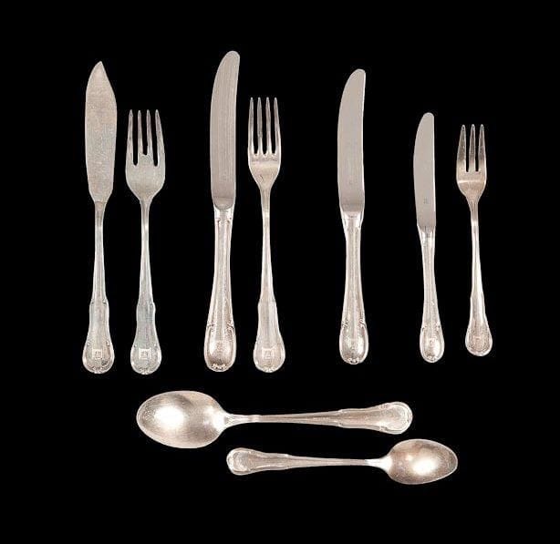[KNESSET]PARTIE DE MÉNAGÈRE Allemagne, XXe siècle. Métal argenté. Poinçon: WMF. 
Partie de ménagère en métal argenté WMF comprenant: 18 couverts de table. 12 couverts à entremets. 12 fourchettes à poisson. 3 couteaux à poisson. 8 couteaux de table. 11 couteaux à fromage et 1 pince à sucre. Gravés aux armes de la Knesset. Mots-clés: Judaica, Jewish, Hebrew, Judaïsme, Hébreu.
Part of a canteen. German, 20th century. Silver plated metal. Hallmark: WMF.