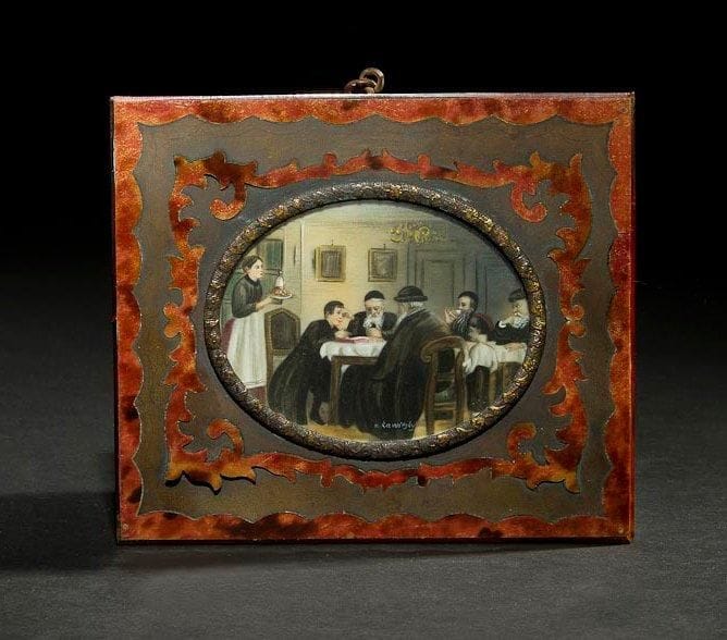 N. KAWITZKY (Actif au XIXe siècle)
Étude en famille. Miniature sur ivoire. à vue: 7 x 9 cm
Charmante scène dans un intérieur bourgeois. Les trois personnages au premier rang sont profondément absorbés dans leur étude. à gauche, une jeune femme apporte le pain tressé de Shabbat et la boisson. à droite, un jeune homme sirote avec élégance sa tasse. Léger décollement au cadre. Mots-clés: Judaica, Jewish, Hebrew, Judaïsme, Hébreu.
Family study. Ivory miniature.