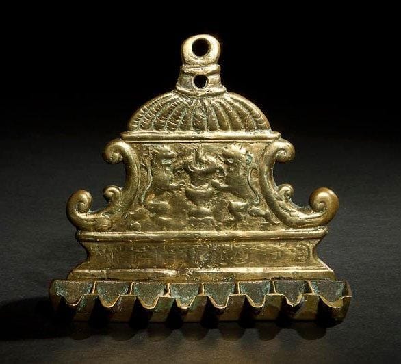 LAMPE DE HANOUCCA Italie, XVIIIe siècle. Bronze. 13,5 x 14,8 cm
Deux becs restaurés, clous de fixation de la barre et du dos manquants. Bibliographie: Braunstein, Susan. Five Centuries of Hanukkah Lamps from the Jewish Museum: A Catalogue Raisonné. New Haven and London Yale University Press, 2004, p. 273. Également une lampe identique au Jewish Museum New York: The Jewish Museum, New York Gift of Dr. Harry G. Friedman, F 108. Mots-clés: Judaica, Jewish, Hebrew, Judaïsme, Hébreu.
Hanukkah Lamp. Italy, 18th century. Bronze.