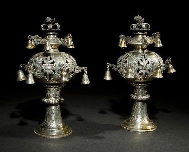 [ORNEMENTS POUR ROULEAU DE TORAH] PAIRE DE RIMONIM Autriche, XIXe siècle. Argent. Hauteur: 28 cm Poids: 724,3 g
Ornements de Torah formés de deux bulbes portant des clochettes dorées dont l'un sphérique est ajouré d'un décor floral. Ils sont ornés en partie supérieure d'une couronne et reposent sur un pied tronconique s'évasant vers le bas. Beau modèle classique de Rimonim en très belle condition si ce n'est quatre clochettes manquantes et les couronnes légèrement aplaties. Mots-clés: Judaica, Jewish, Hebrew, Judaïsme, Hébreu.
Pair of Rimonim finials. Ornaments for Torah scroll. Austria, 19th century. Silver.