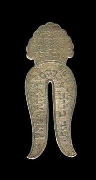 MAGUEN OU LYRE DE CIRCONCISION France, daté en hébreu 1748. Argent ciselé et gravé. Hauteur: 8,3 cm Poids: 20 g
Maguen en argent portant sur une face le texte hébraïque suivant:[Souviens-toi de l'alliance d'Abraham et du sacrifice d'Isaac] et au sommet:[Je suis Moïse Lévy le Circonciseur? année 508 du petit comput [1748]. Sur l'autre face, le texte suivant: [Le commandement de la circoncision est important?]. Mots-clés: Judaica, Jewish, Hebrew, Judaïsme, Hébreu.
Mogen or Circumcision Clamp. France, dated in Hebrew 1748. Chased/engraved silver.