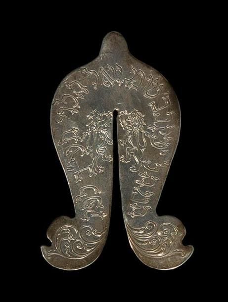 MAGUEN OU LYRE DE CIRCONCISION France, daté en hébreu 1712. Argent ciselé et gravé. Hauteur: 8 cm Poids: 16,3 g
Maguen en argent portant sur une face deux lions rampants et le texte suivant en hébreu:[le circonciseur Jacob fils de Samuel Ha-lévy année 472 du petit comput [1712] L'autre face est gravée d'un texte en ladino et caractères hébraïques: Mots-clés: Judaica, Jewish, Hebrew, Judaïsme, Hébreu.
Mogen or Circumcision Clamp. France, dated in Hebrew 1712. Chased/engraved silver.