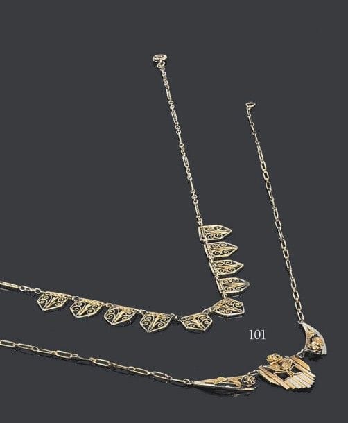 Suite de deux colliers draperie en or 18K, l'un orné de motifs ajourés, l'autre centré de petites roses ciselées. Poids total: 14,5 g