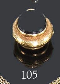 Pendentif porte-souvenir en or jaune 18K gravé et onyx. Hauteur: 2 cm - Poids brut: 3,6 g (soudure)