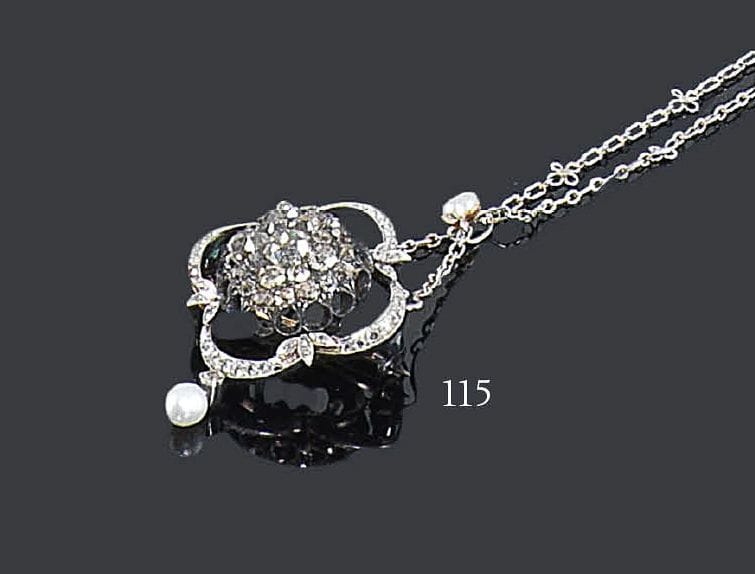 Collier en or gris 18K, orné d'un motif en or 18K et argent centré de diamants de taille ancienne dans un entourage quadrilobé serti de roses, terminé d'une perle baroque en pampille. Le motif détachable et portable en broche. Longueur: 46 cm - Hauteur du motif: 5 cm - Poids brut: 12,9 g