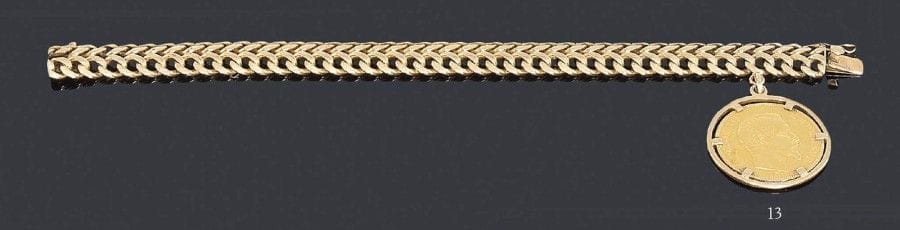 Bracelet en or jaune 18K tressé, retenant en pampille une pièce de 50 francs or. Longueur: 20,7 cm - Poids: 70,1 g