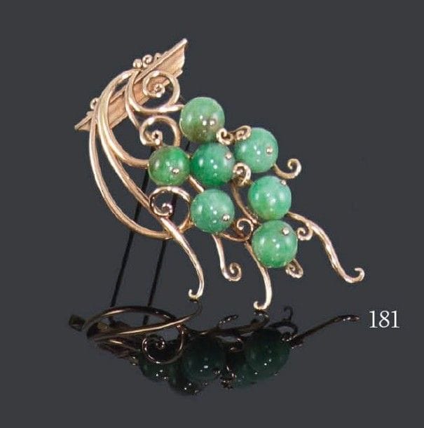 Broche-clip en fils d'or rose 18K, ornée de boules de jade en grappe. Hauteur: 7 cm - Poids brut: 31,9 g