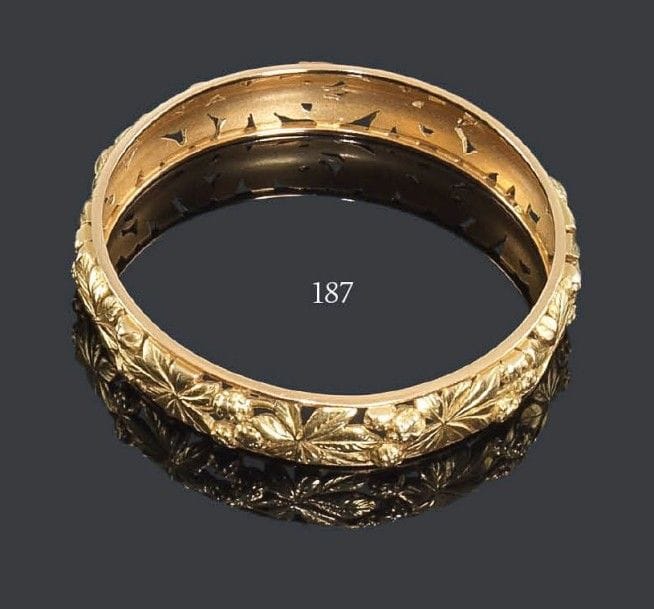 Bracelet en or jaune 18K ajouré de rinceaux fleuris. Poids: 47,6 g