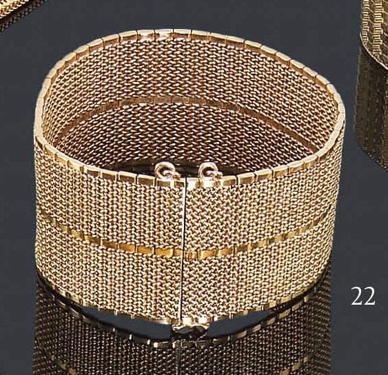Bracelet ruban en or jaune 18K tissé. Longueur: 19 cm - Largeur: 3 cm - Poids: 95,3 g (déformation, chaîne de sécurité)