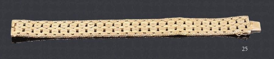 Bracelet ruban souple en or jaune 18K tissé de petits motifs géométriques imbriqués.Longueur: 18,3 cm - Largeur: 2 cm - Poids: 43,2 g