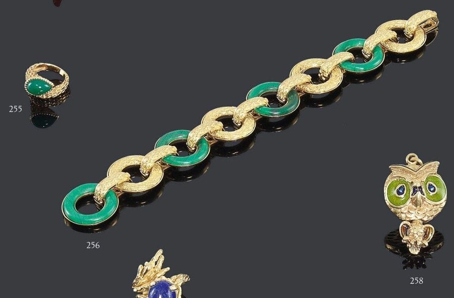 Bracelet en or jaune 18K lisse et «sauvage», articulé d'anneaux, quatre d'entre eux ornés d'un anneau de malachite, réunis par des barrettes. Travail français des années 1970. Poinçon de maître. Numéroté 4077. Chaque barrette s'ouvre pour permettre d'utiliser les maillons indépendamment, d'allonger ou de raccourcir le bracelet. Longueur: 20 cm - Poids brut: 82,2 g