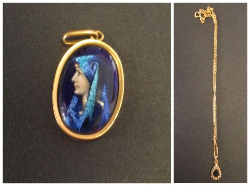 Chaîne en or jaune 18K sur laquelle coulisse un pendentif en or 18K orné d'un saphir entouré de petits diamants. On joint une médaille émaillée figurant la Vierge. Poids brut total: 10 g