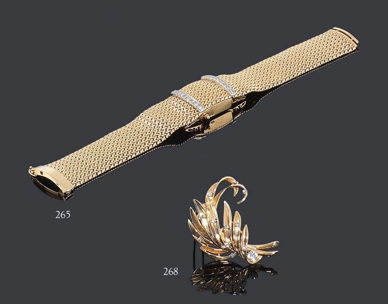 Montre-bracelet de dame en ruban d'or jaune 18K tressé, le cadran dissimulé sous un motif agrémenté de deux lignes de diamants sur platine, mouvement mécanique. Longueur: 18,5 g. - Poids brut: 77,6 g (mouvement à réviser)