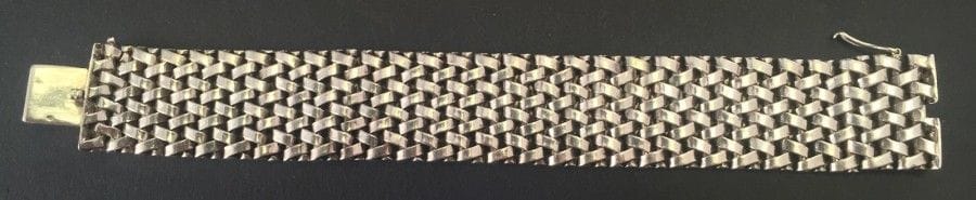 Bracelet ruban en argent tressé. Longueur: 18,5 cm - Largeur: 2,5 cm - Poids: 99,2 g