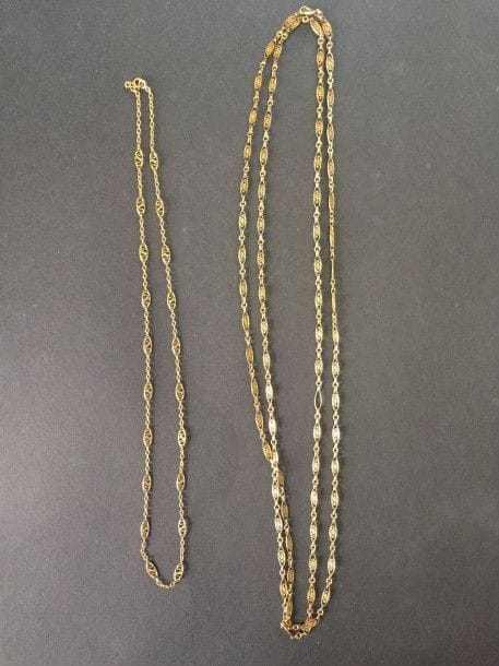 Collier en or jaune 18K, maillons ajourés. On joint un sautoir en argent doré, maillons ajourés. Poids de l'or: 9,1 g - Poids de l'argent: 24,8 g