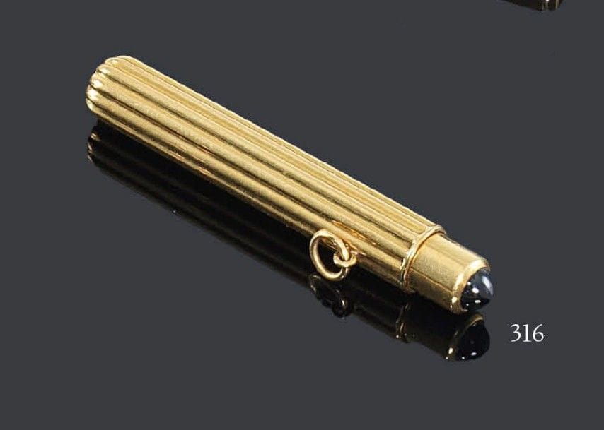 Porte-mines en or jaune 18K godronné, sommé d'une pierre bleue cabochon. Hauteur: 7,8 cm - Poids brut: 24,7 g