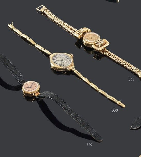 Montre de dame en or jaune 18K, cadran rond, fond satiné, index bâtons, bracelet en double chaînette d'or jaune, mouvement mécanique. Longueur: 16,5 cm - Poids brut: 34,1 g