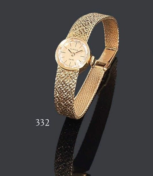 Montre de dame en or jaune 18K, cadran rond, fond satiné, index bâtons, bracelet en or jaune tressé, mouvement mécanique. Longueur: 16,5 cm - Poids brut: 24 g
