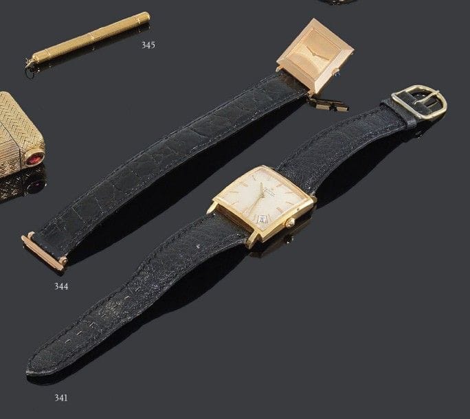 BOUCHERON
Montre d'homme en or rose 18K, cadran carré, fond brossé, index muet, bracelet amovible en cuir attaches en or, remontoir saphir, mouvement mécanique. Signée et numérotée 77077 (Bt 1203255). Dimensions: 2,5 cm - Poids brut: 23,9 g